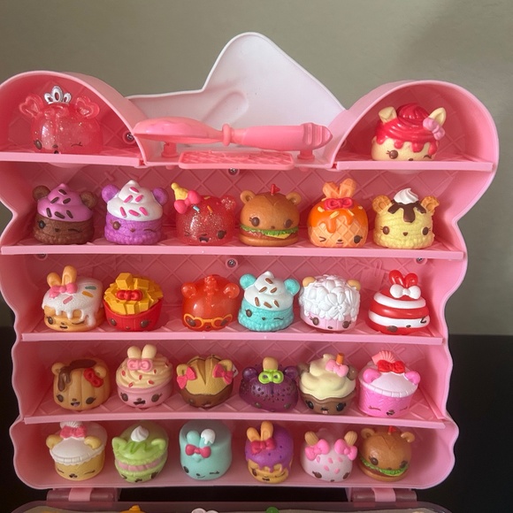 Num Noms Cupcake Case with extras - Picture 4 of 15